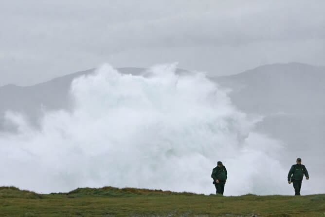El operativo de búsqueda de las personas arrastradas en la tarde del día de Reyes por un golpe de mar y miembros de una misma familia en la costa de Meirás