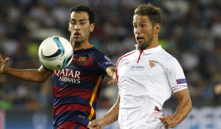 GRA244. TIFLIS (GEORGIA), 11/08/2015.- El defensa polaco del Sevilla, Grzegorz Krychowiak (d), disputa la pelota ante el centrocampista del FC Barcelona Sergio Busquets (i), durante el partido de la Supercopa de Europa que se juega hoy en el estadio Boris Paichadze Dinamo Arena, en Tiflis (Georgia). EFE/Kiko Huesca