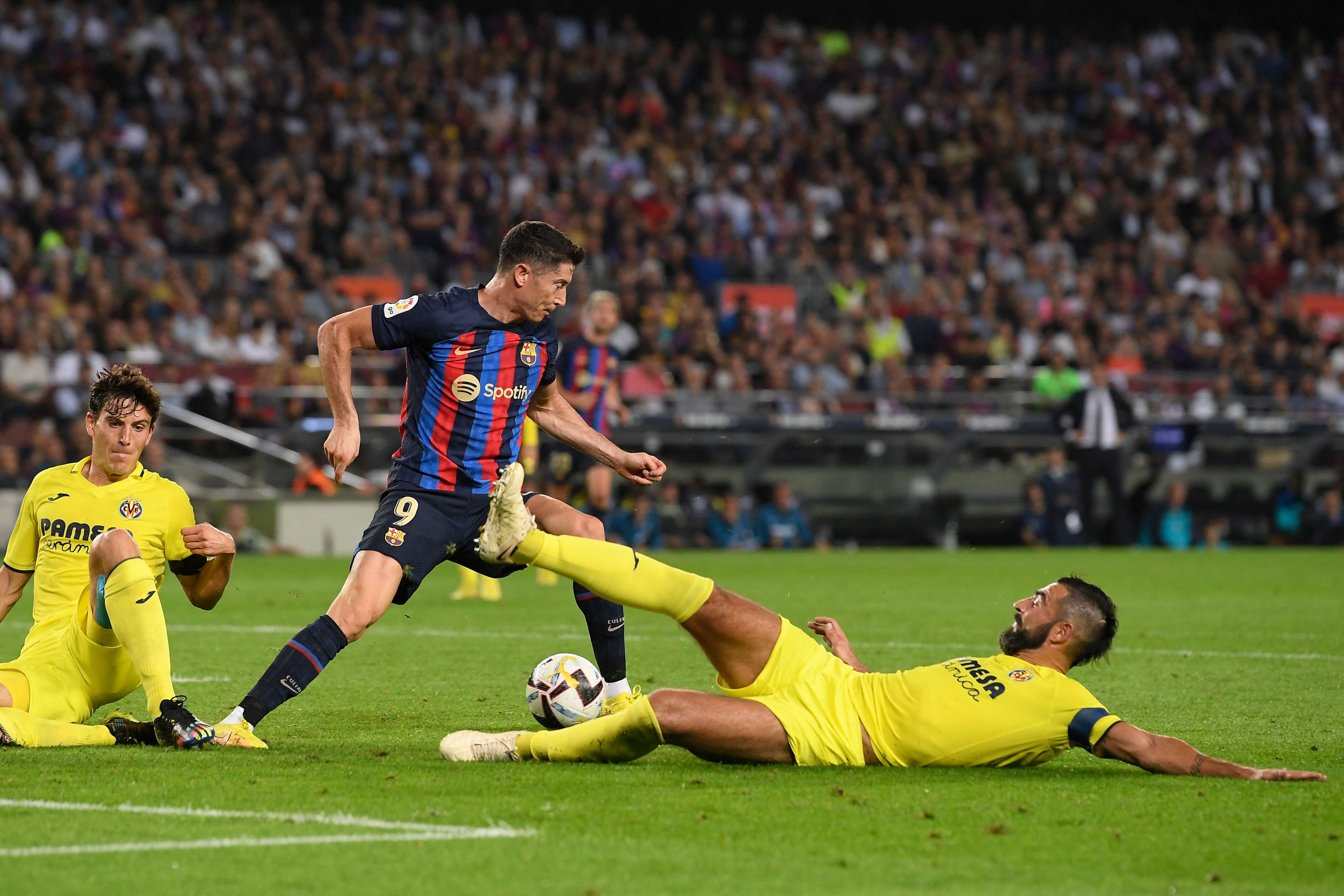 Lewandowski recorta ante la defensa del Villarreal.