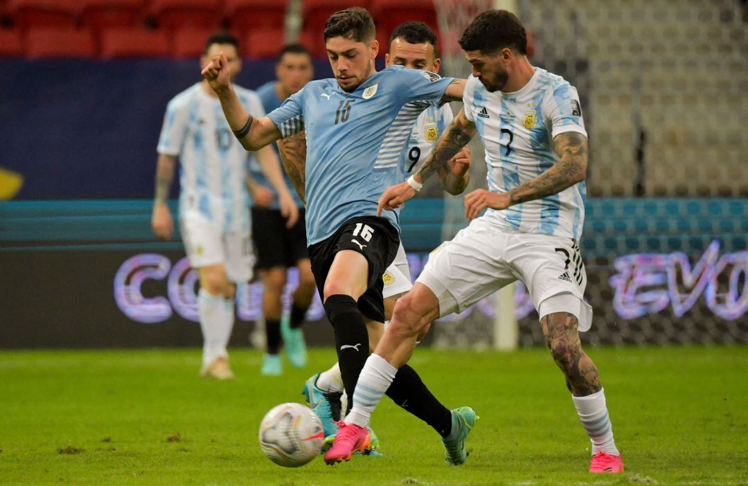Fede Valverde y Rodrigo de Paul, en un partido entre Uruguay y Argentina.