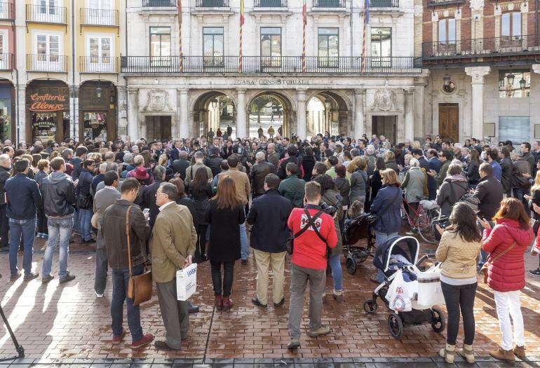 Concentración silenciosa convocada hoy en frente a la Casa Consistorial de Burgos después de que un hombre de 62 años haya sido detenido esta pasada media noche en Burgos como supuesto autor de la muerte de su expareja, una mujer de 50 años.EFE Santi Oter