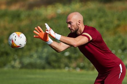 Dmitrovic durante un entrenamiento con el Sevilla