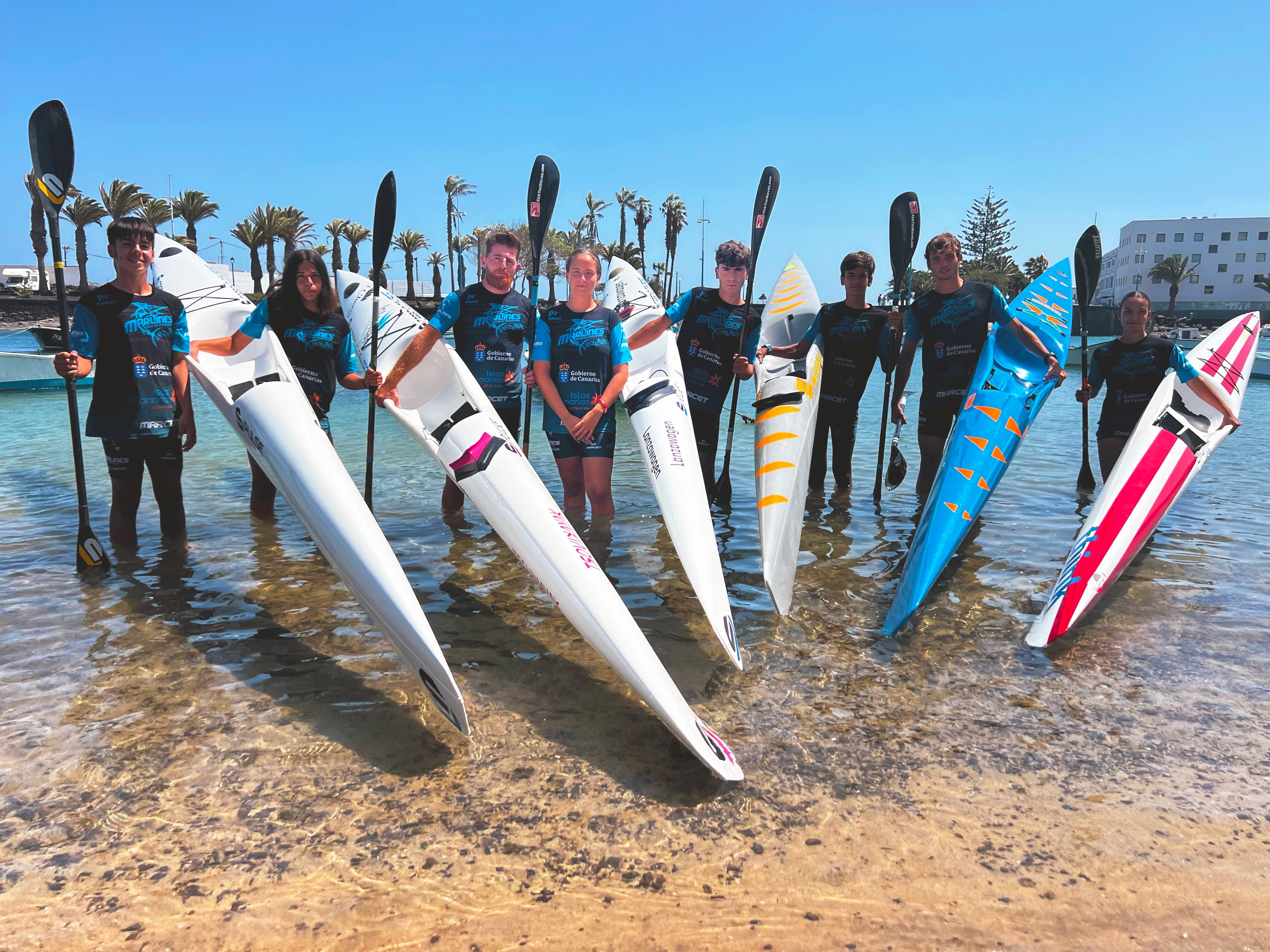 Varios palistas del Club de Piragüismo Los Marlines de Lanzarote.