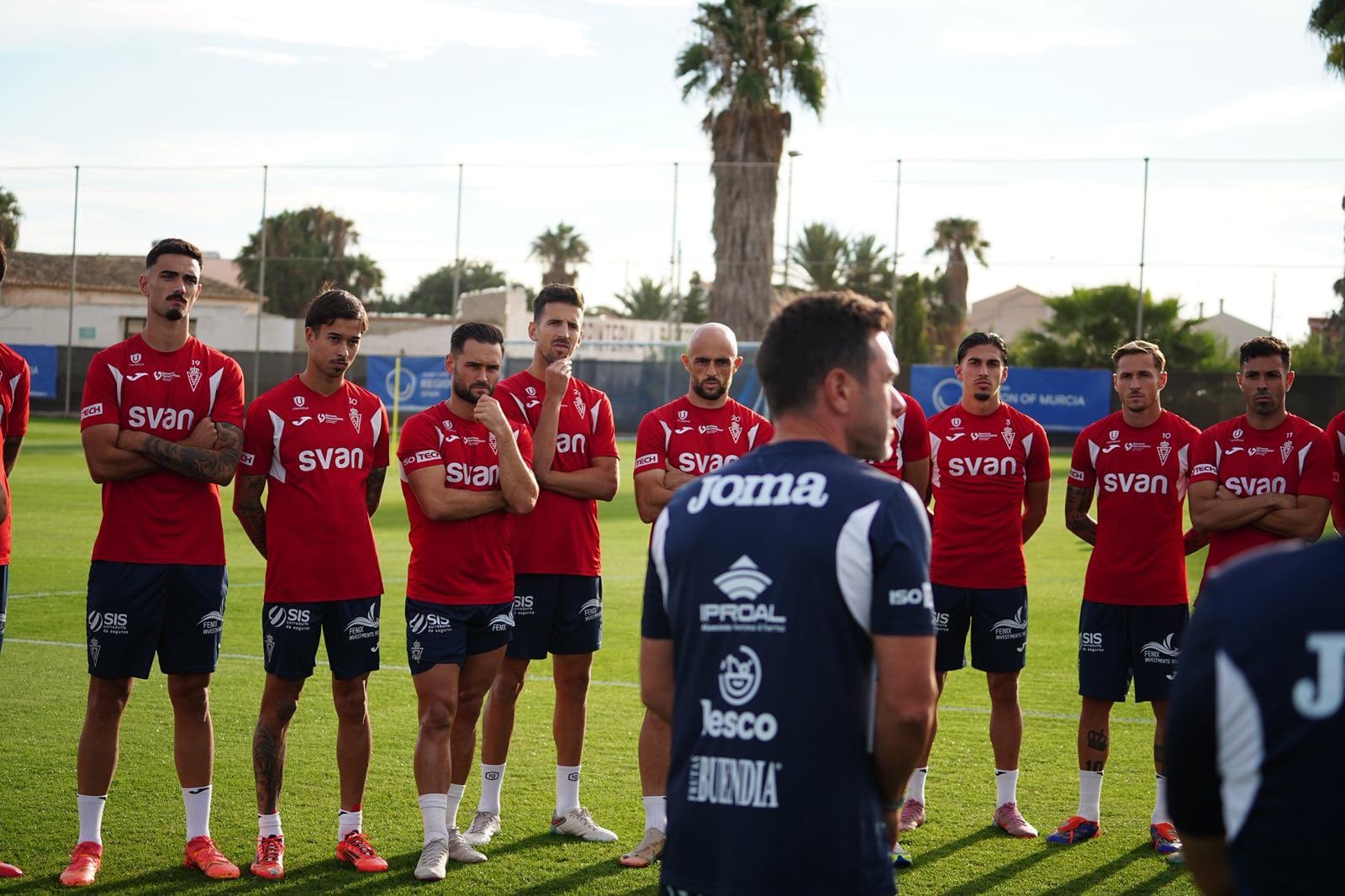 Adrián Colunga dirige su primer entrenamiento con la plantilla del Real Murcia en Pinatar Arena.