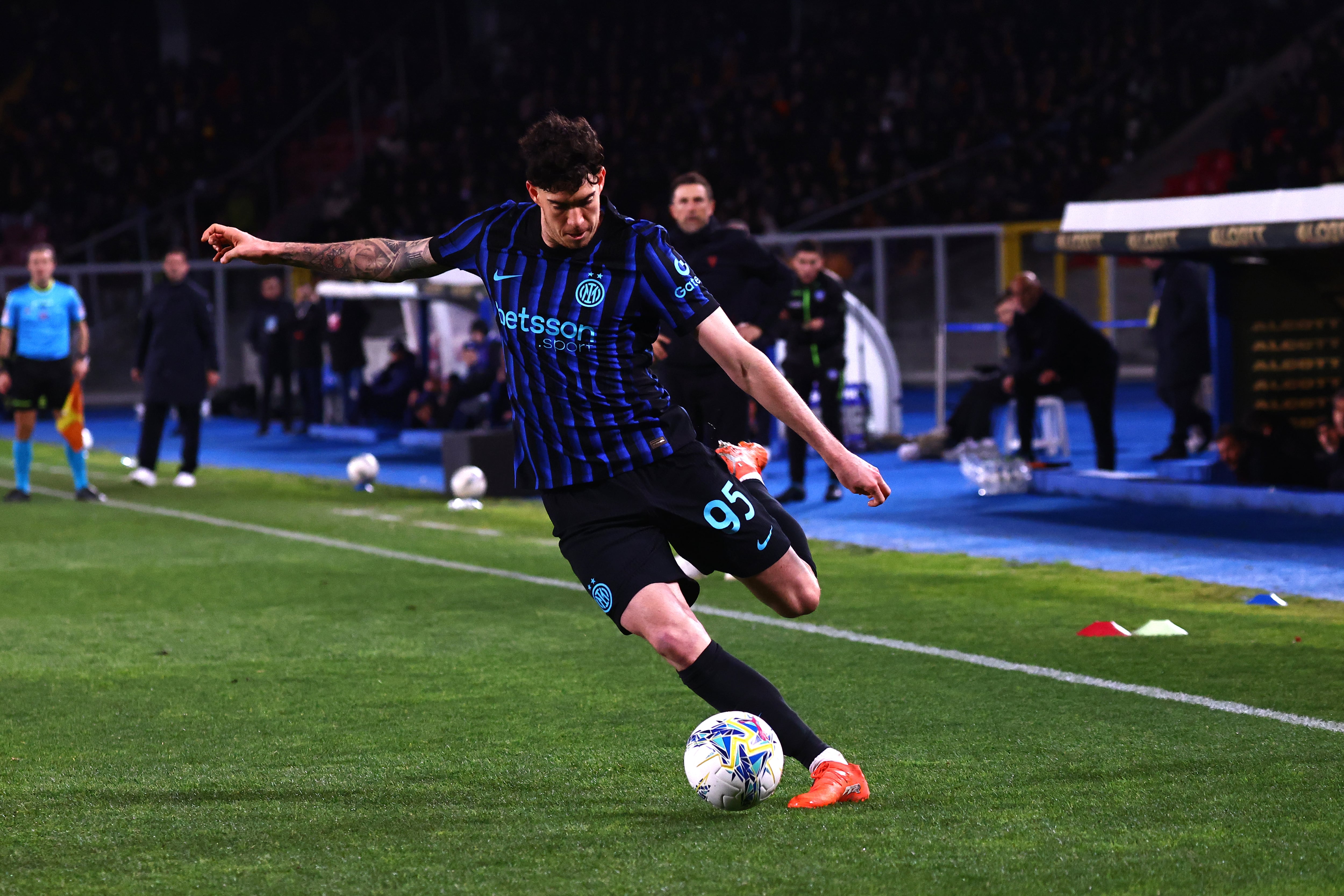 Alessandro Bastoni juega un partido con el Inter contra el Lecce