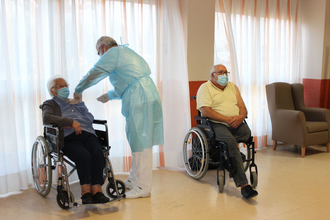 Instante en el que Milagros Sempere recibía la primera dosis de la vacuna contra el coronavirus hace justo un año