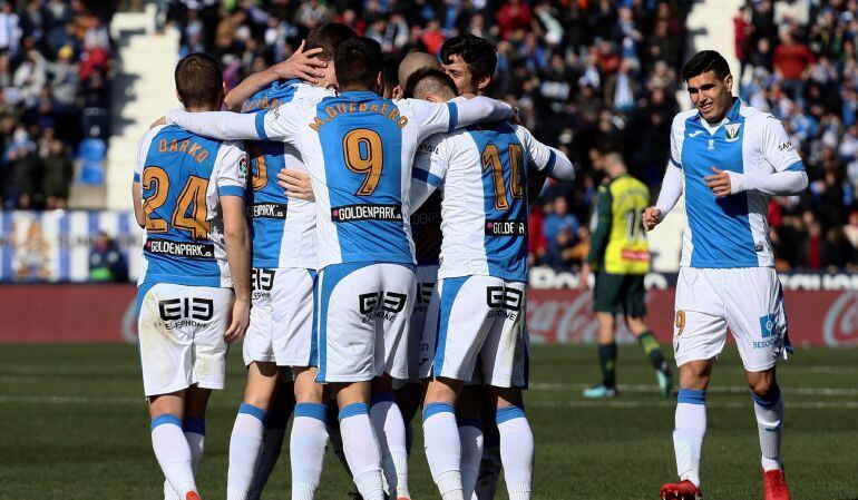 Los jugadores del Leganés festejan el gol del jugador marroquí Nordin Amrabat, durante del encuentro correpondiente a la jornada 21 de la liga, que se disputó el domingo en el estadio de Butarque.