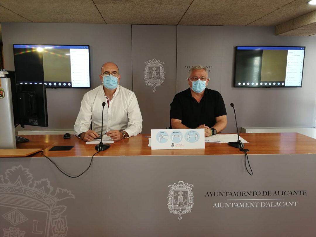 Los portavoces municipales Manuel Villar y Antonio Manresa, durante la rueda de prensa tras la Junta de Gobierno Local