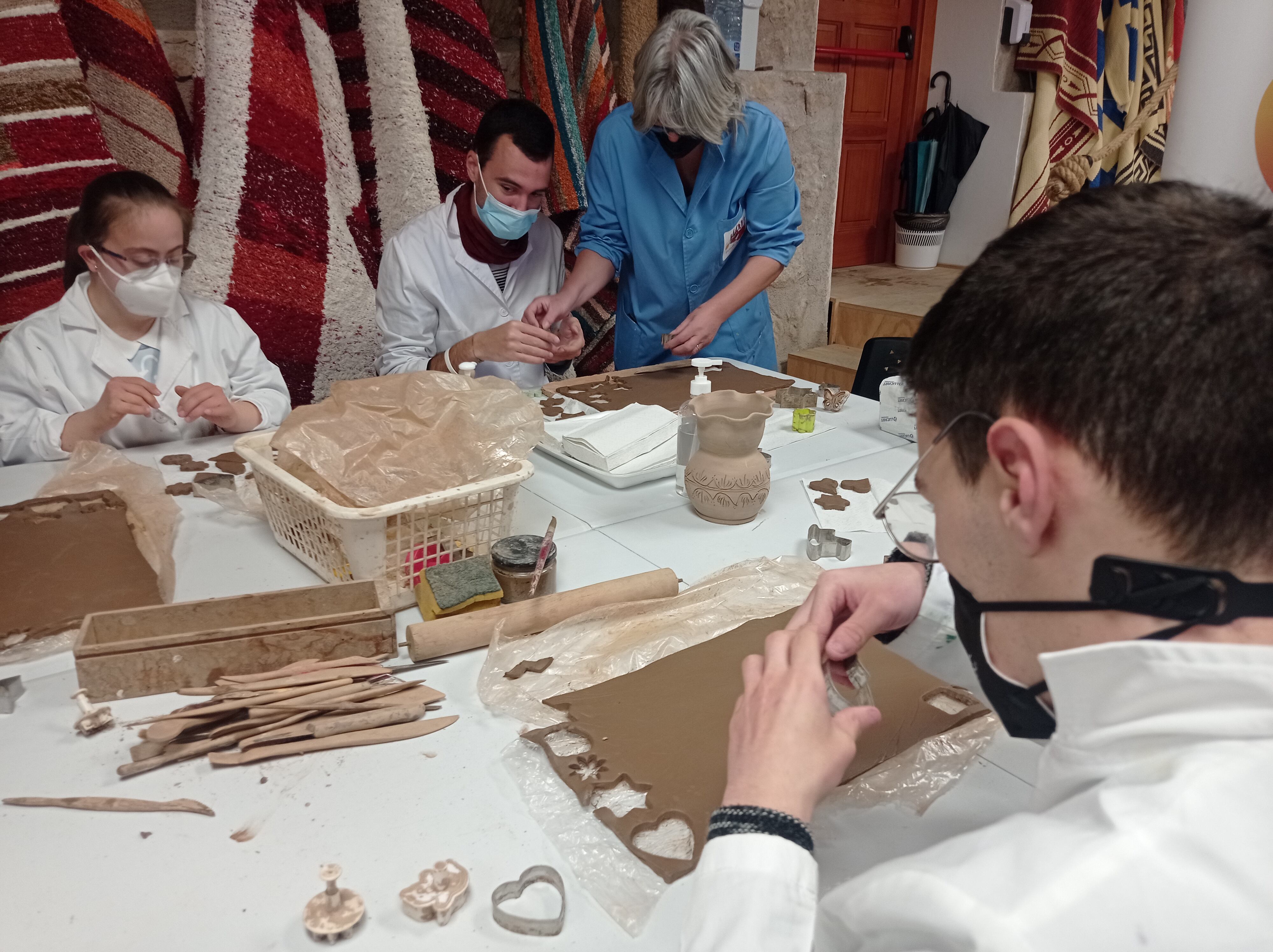 Chicos de Down Lorca haciendo alfarería