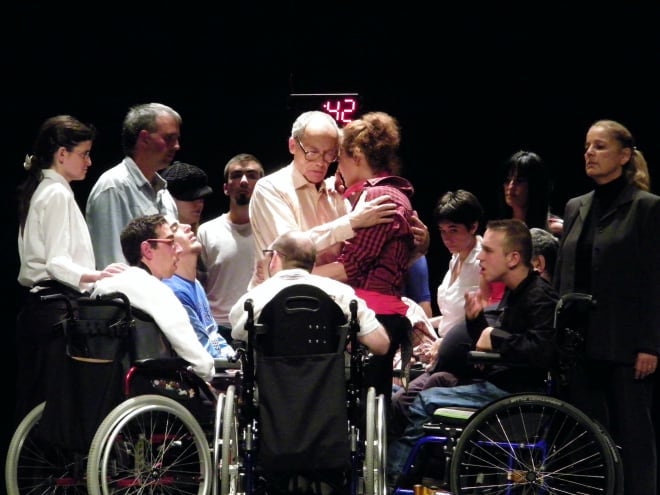 Representació d&#039;una obra de teatre amb persones usuàries de La Muntanyeta.