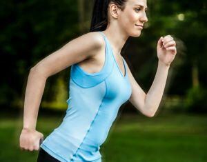 Joven haciendo deporte