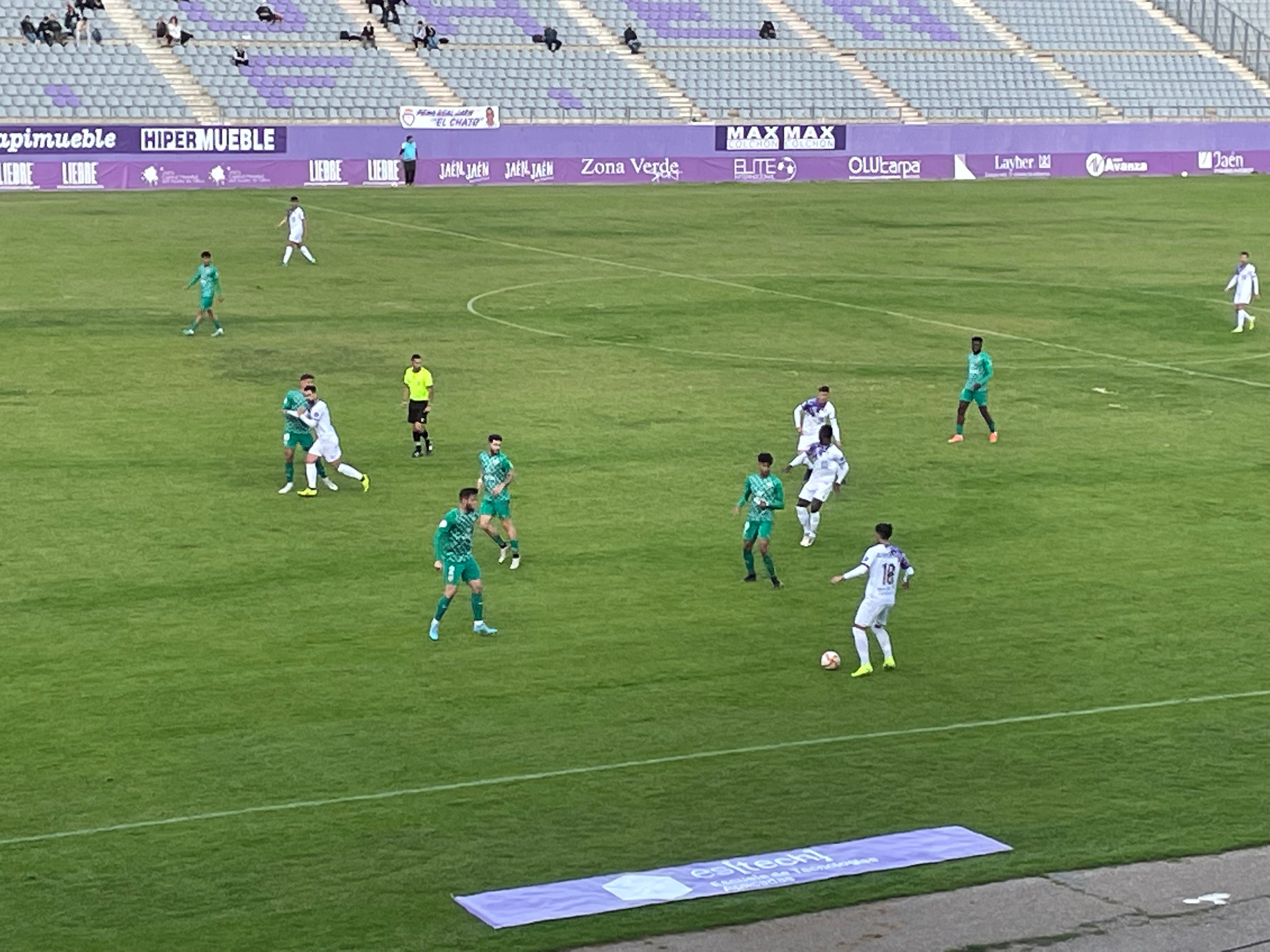 Importencia del Real Jaén y numerosos fallos en defensa que condenaron al equipo local. El Almería b ganó en La Vicitoria por 1-5