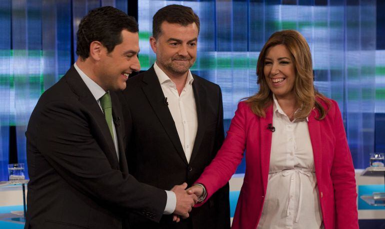 Candidates for the upcoming elections in Andalusia, president of the Andalusian PP (Popular Party) Juanma Moreno (L) shakes hands with PSOE (Spanish Socialist Worker&#039;s Party) member in Andalusia Susana Diaz (R) next to IU (United Left) general coordinator