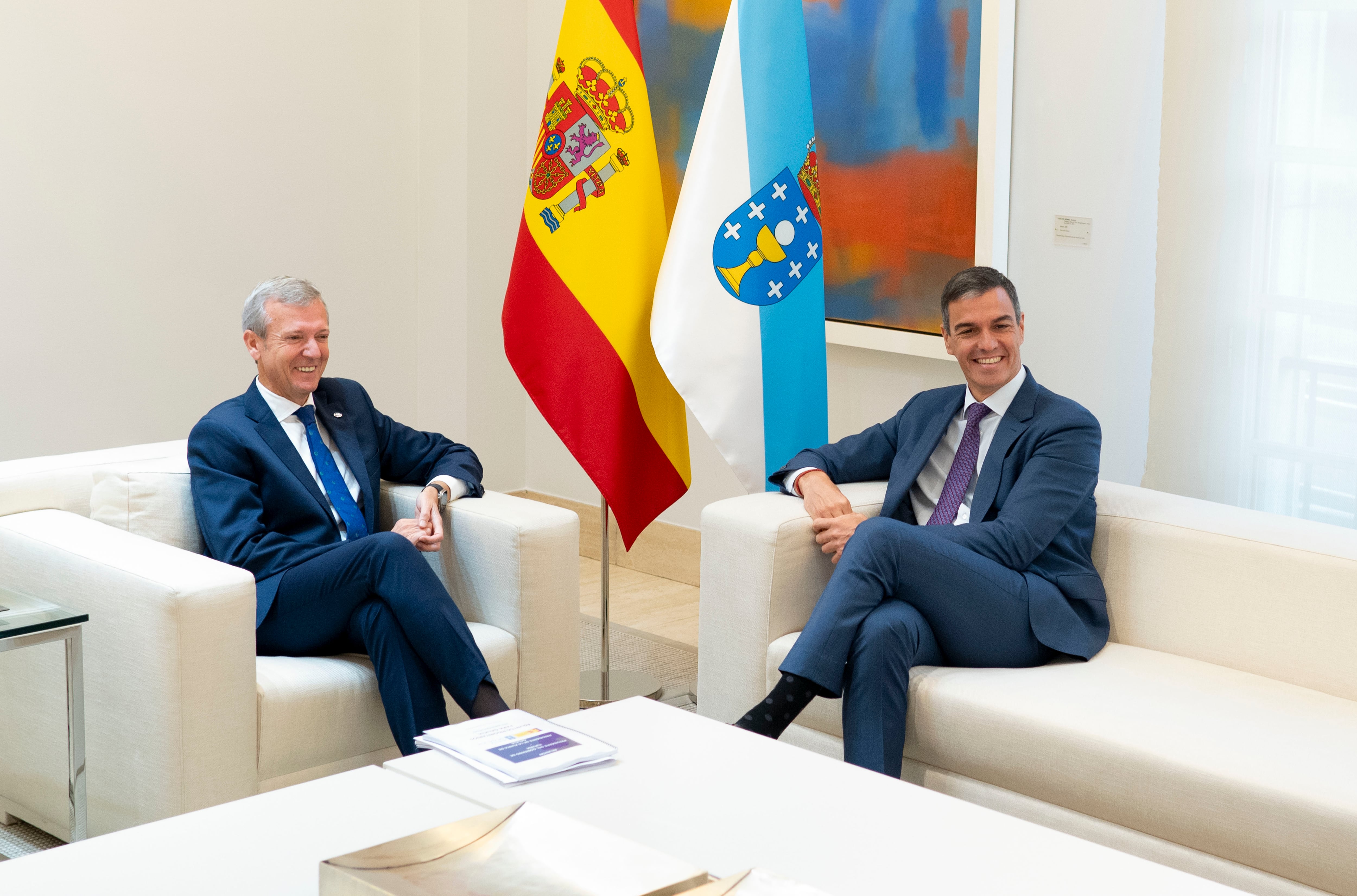 Alfonso Rueda y Pedro Sánchez sonríen antes de su reunión en La Moncloa (Photo By Alberto Ortega/Europa Press via Getty Images)