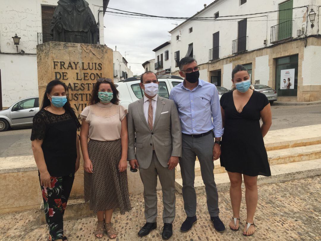 El presidente de las cortes y la alcaldesa de Belmonte (centro), con Ángel Tomás Godoy y parte del equipo de gobierno belmonteño