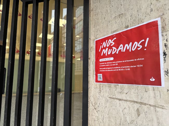 La oficina del Banco Santander en la calle Real de Ferrol ha amanecido con su puerta cerrada (foto: Cadena SER)