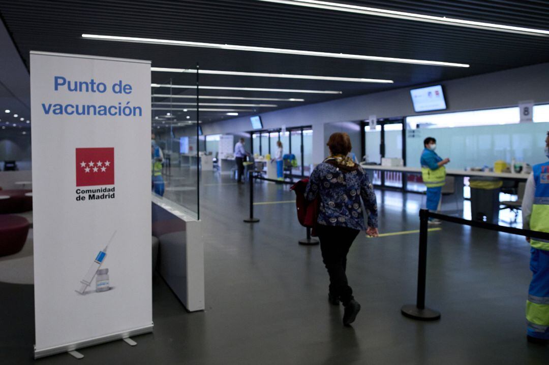 Varias personas en el dispositivo de vacunación puesto en marcha en las instalaciones del Wanda Metropolitano.