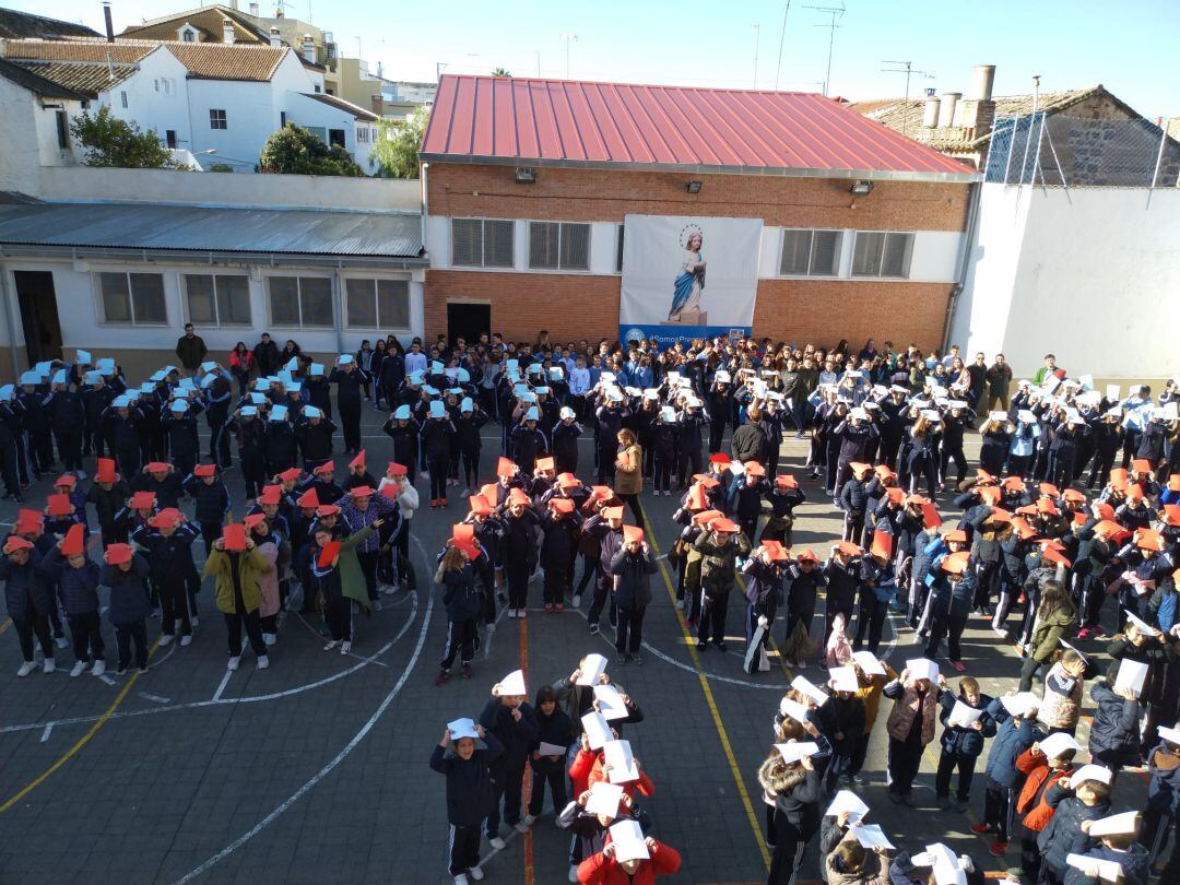 Alumnado del Colegio de La Presentación participa en el acto inaugural de las celebraciones por el centenario del centro.