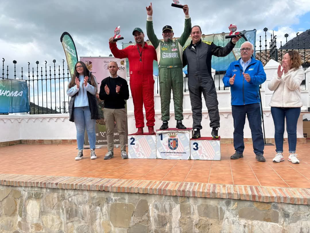 Amador Jaén celebra en el podio su victoria