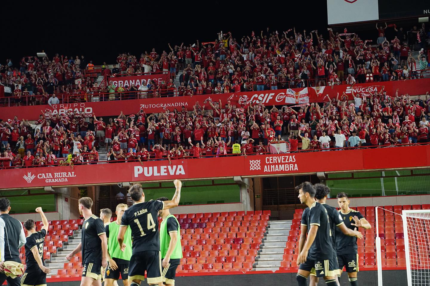 Pedro León celebra con la afición la victoria del Real Murcia