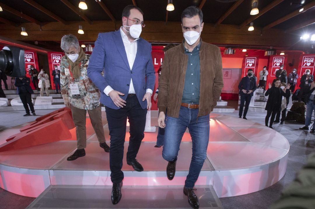 El secretario general del PSOE Pedro Sánchez (d) y su homólogo asturiano Adrián Barbón (i) en el acto celebrado en Gijón. 