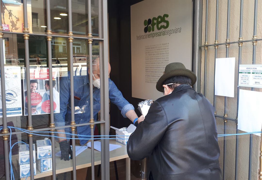 La Federación Empresarial Segoviana reparte mascarillas entre los autónomos