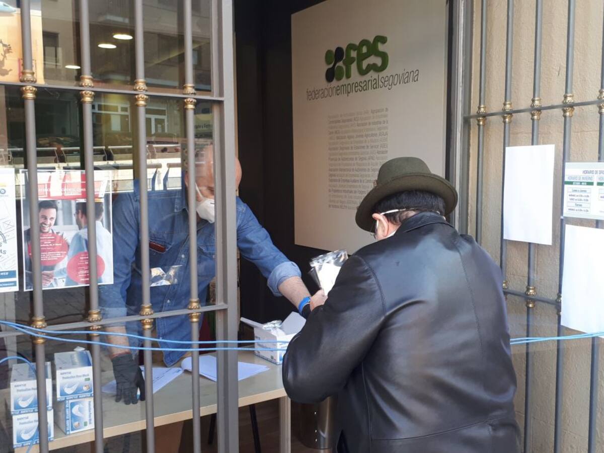 La Federación Empresarial Segoviana reparte mascarillas entre los autónomos