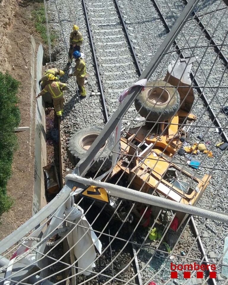 En aquests instants els Bombers estan treballant per retirar l'excavadora de les vies de Renfe, a Vacarisses (Vallès Occidental).