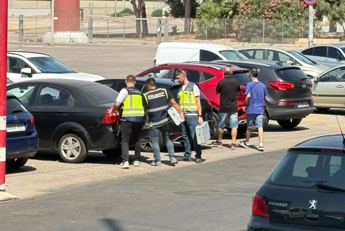 Agentes de la Policía Científica salen del Cartagonova