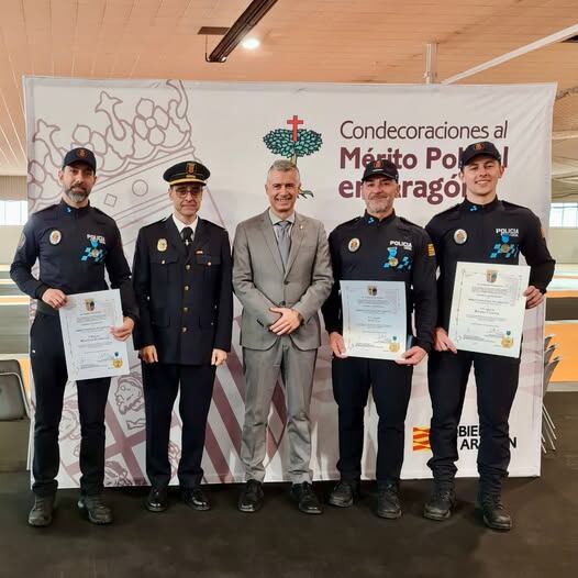 El alcalde y el jefe de la policía local de Jaca posan junto a los premiados