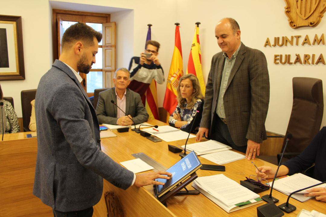 Alan Ripoll ha prometido su cargo como concejal en el Pleno de Santa Eulària