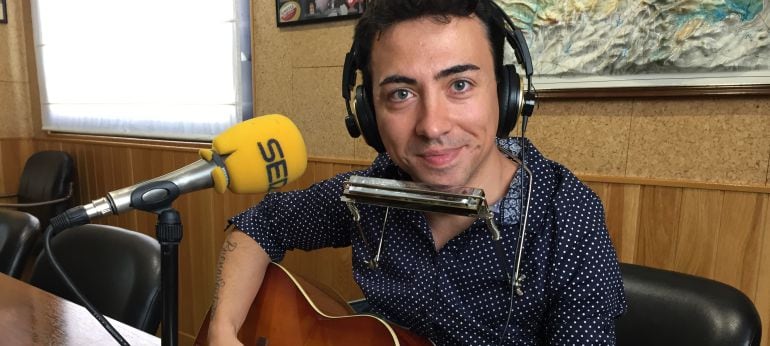 Fran &#039;Buenaventura&#039; durante su actuación en directo en los estudios de SER Cuenca.