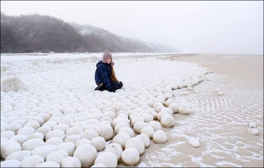 Una mujer sobre las bolas de nieve.