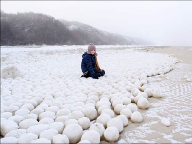 Una mujer sobre las bolas de nieve.