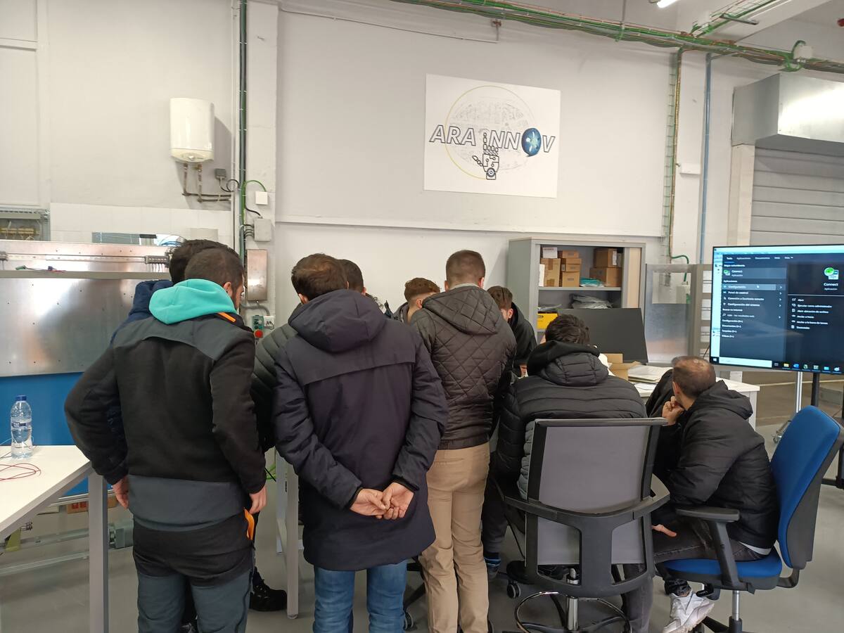 Michelin acoge a estudiantes de El Empecinado en un proyecto de colaboración