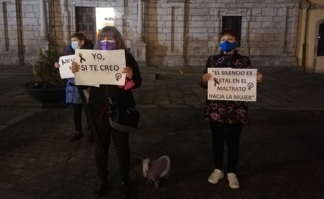 Dos de las participantes en la concentración con carteles de protesta