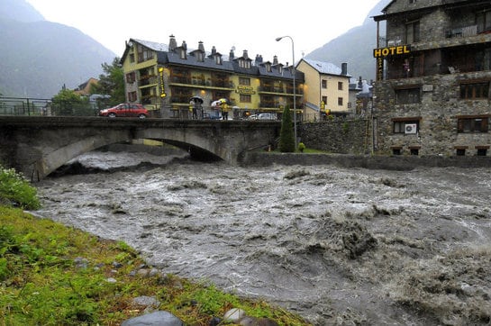 El desbordamiento del río Ésera en el Valle de Benasque, en el Pirineo de Huesca, ha llevado a los servicios de Protección Civil a ordenar el desalojo de decenas de vecinos