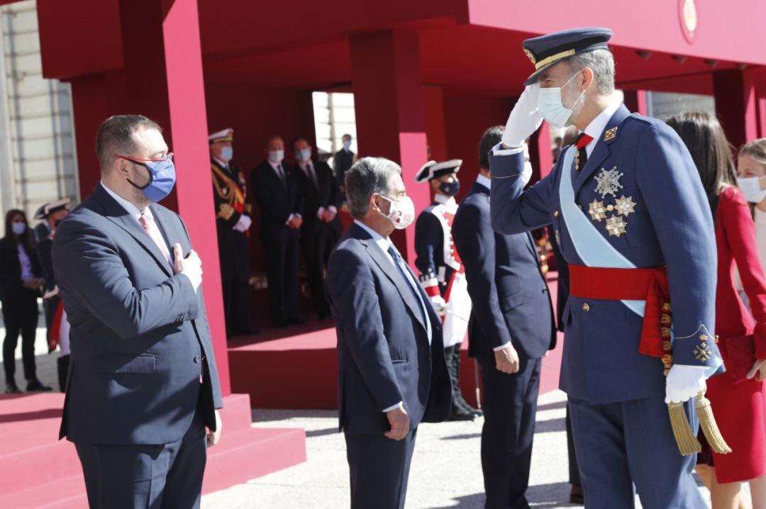 El presidente Adrián Barbón saluda al rey Felipe VI.