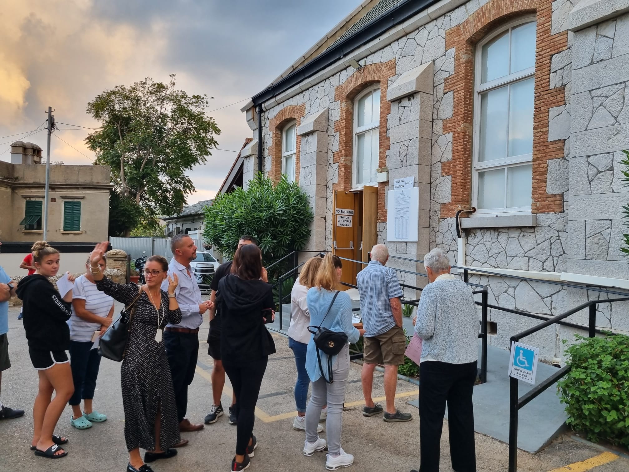 Cola a las puertas de un colegio electoral en Gibraltar