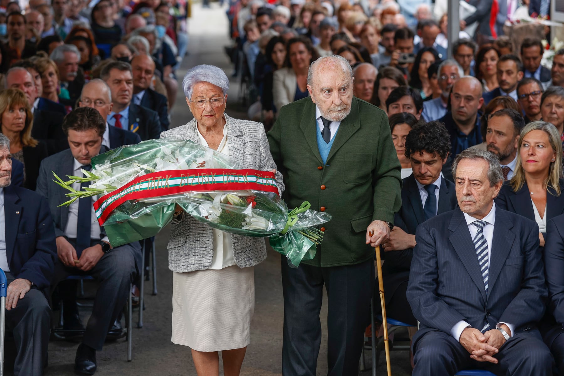 Varios supervivientes del bombardeo de Gernika han participado este martes en la conmemoración del 85 aniversario del ataque a la ciudad con el tradicional toque de sirenas y campanas, una ofrenda floral en memoria de los fallecidos y una recepción en la Casa de Juntas.