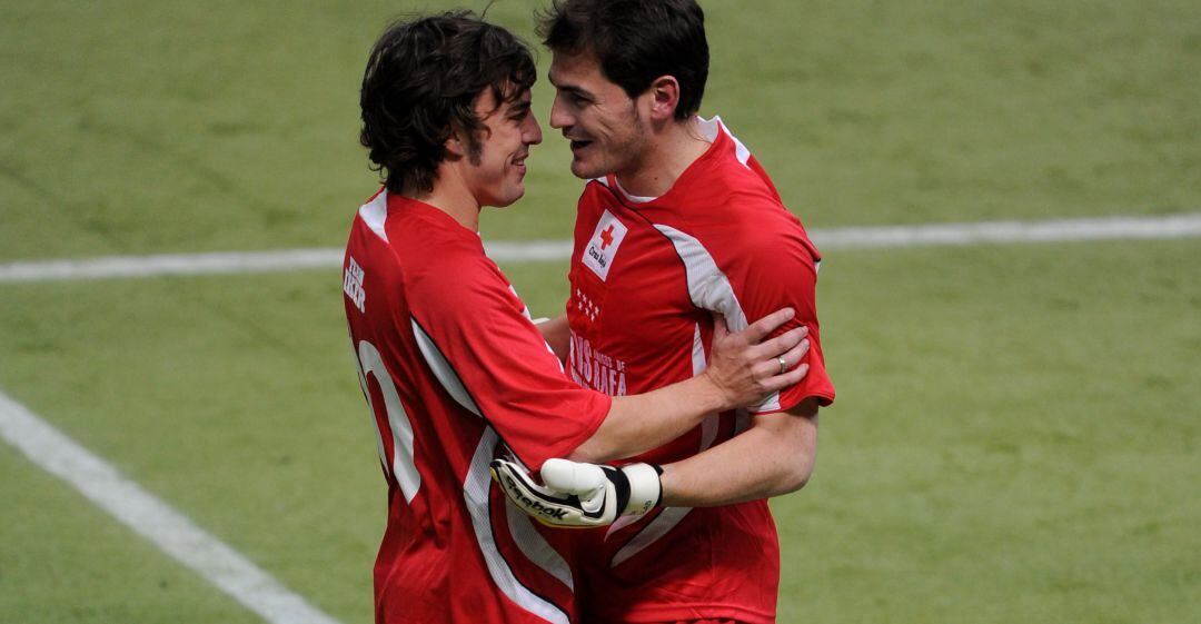Fernando Alonso e Iker Casillas, en un partido benéfico celebrado en 2008.