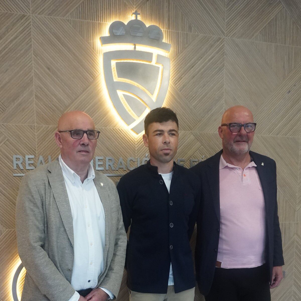 Javi Fuego, nuevo director deportivo de la Real Federación de Fútbol del Principado de Asturias, escoltado por el presidente José Ramón Cuetos Lobo y por el responsable de selección Miguel Ángel Rico.