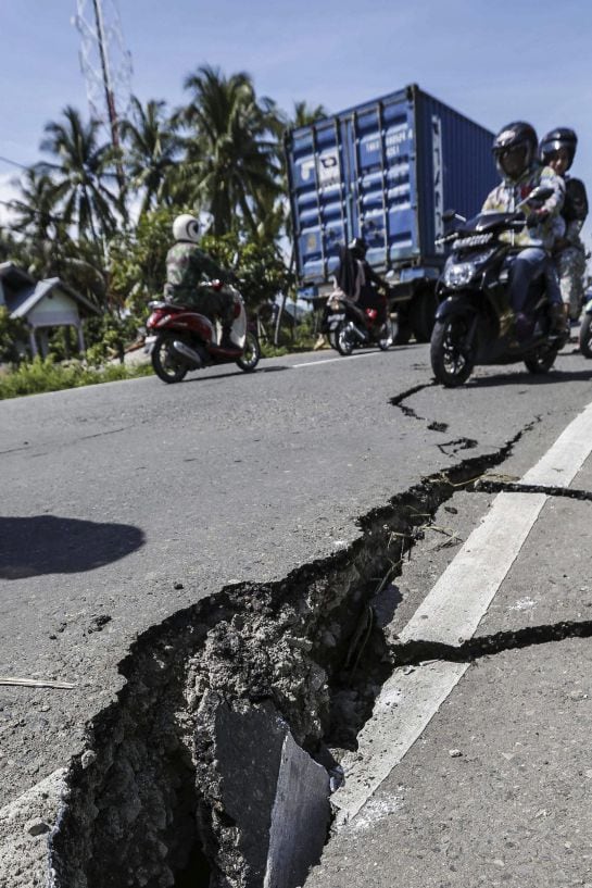 Una gran grieta en el asfalto de una calzada tras el terremoto