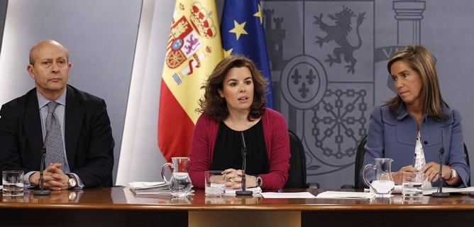 Soraya Sáenz de Santamaría, Ana Mato y José Ignacio Wert, en la rueda de prensa del Consejo de Ministros