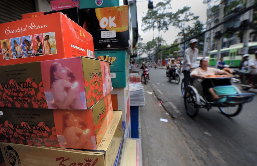 Venta callejera de condones en Chau Van Liem, en Ho Chi Minh. 