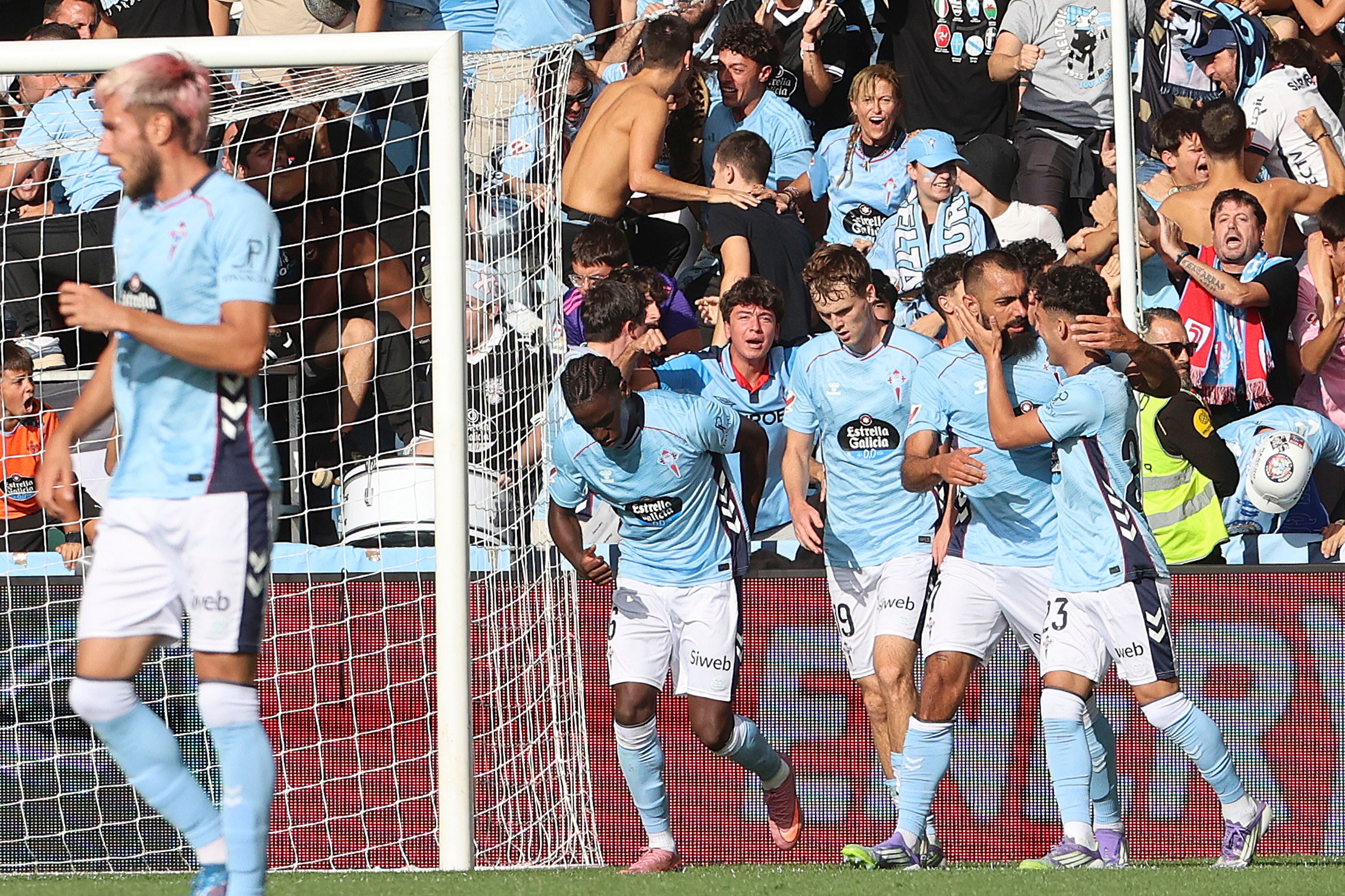 VIGO (PONTEVEDRA),31/08/2025.- El delantero del Celta Borja Iglesias (2d) celebra el gol del empate ante el Villarreal en el partido de LaLiga disputado este domingo en el estadio Balaidos de Vigo. EFE / Salvador Sas
