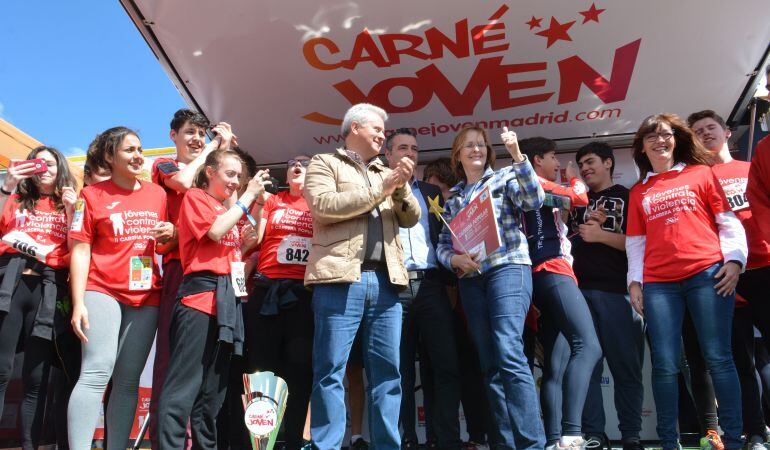 El alcalde, Narciso Romero, entregó los premios a los ganadores de la carrera popular y sorteos