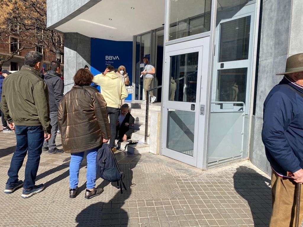 El vigilante de seguridad de una tienda de Zara en València ha resultado herido tras un robo este viernes.