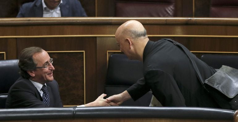 El diputado socialista, Odón Elorza (d), saluda al ministro de Sanidad, Alfonso Alonso (i), durante el pleno del Congreso que debate el dictamen de la Comisión de Sanidad y Servicios Sociales sobre la proposición de ley de la reforma del aborto para que l