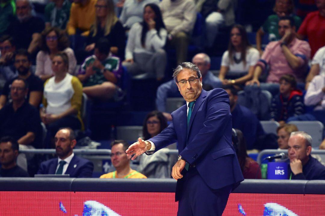 Luis Casimiro, gesticulando durante un partido del Unicaja